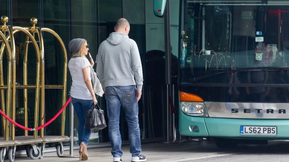 Kylie si vyzkouší cestu v autobuse...